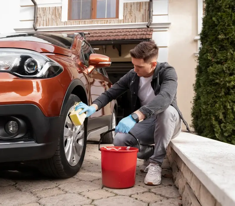 Lavage auto à domicile Olmeta-di-Tuda : professionnel intervenant sur un véhicule
